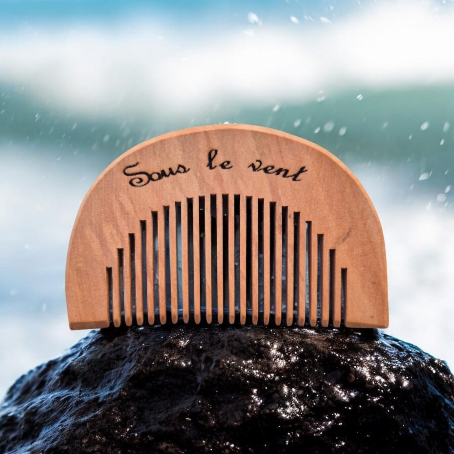 Peigne en bois gravé