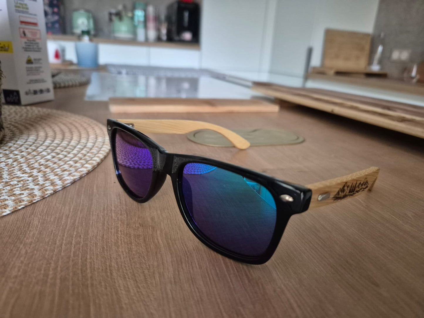 Lunettes de soleil en bois gravées