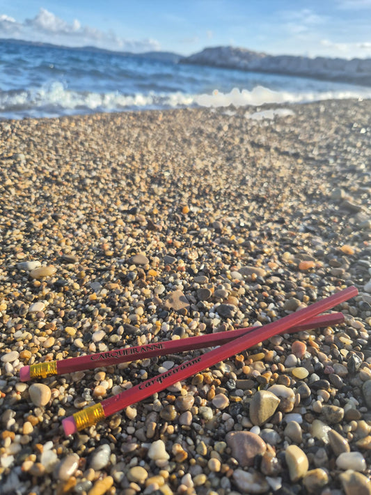 Crayon en bois gravé