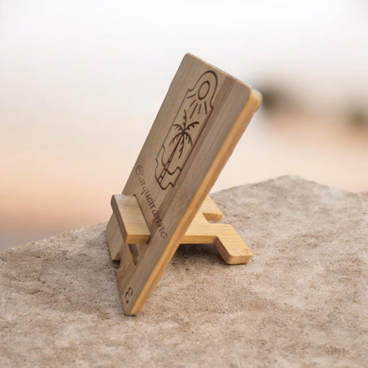 Porte-téléphone en bois gravé