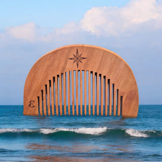 Peigne en bois gravé
